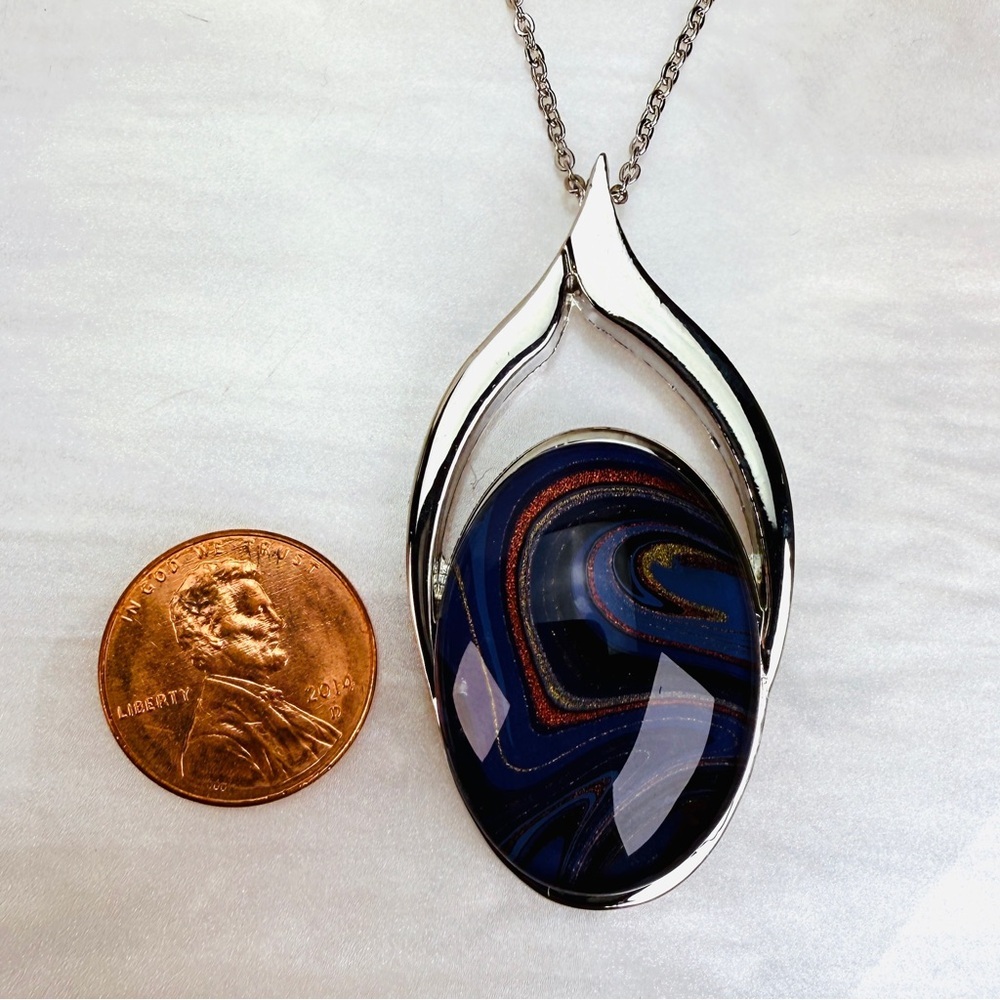 Elegant Blue Swirl and Silvertone Pendant Necklace - Picture 5 of 7